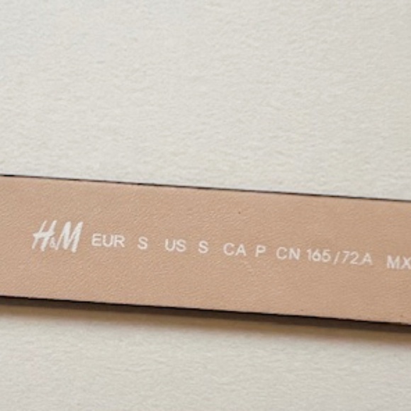 NWOT H&M Black vinyl belt with gold buckle Size SMALL - Picture 3 of 4